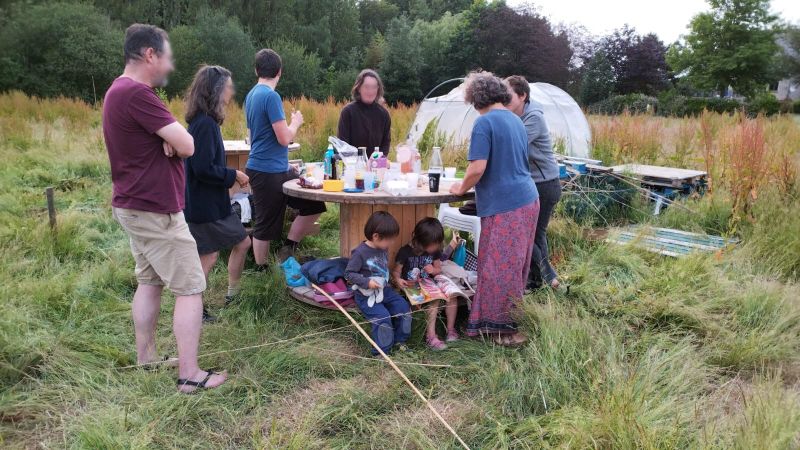 Des gens trinquent et discutent réunis autour d'un touret de chantier à la Pépille